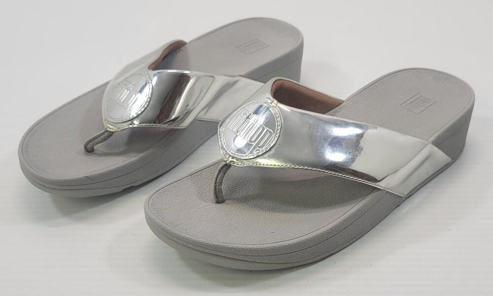 TT) FitFlop Woman Demelza Logo Toe Thong Wedge Sandals Silver Size 8